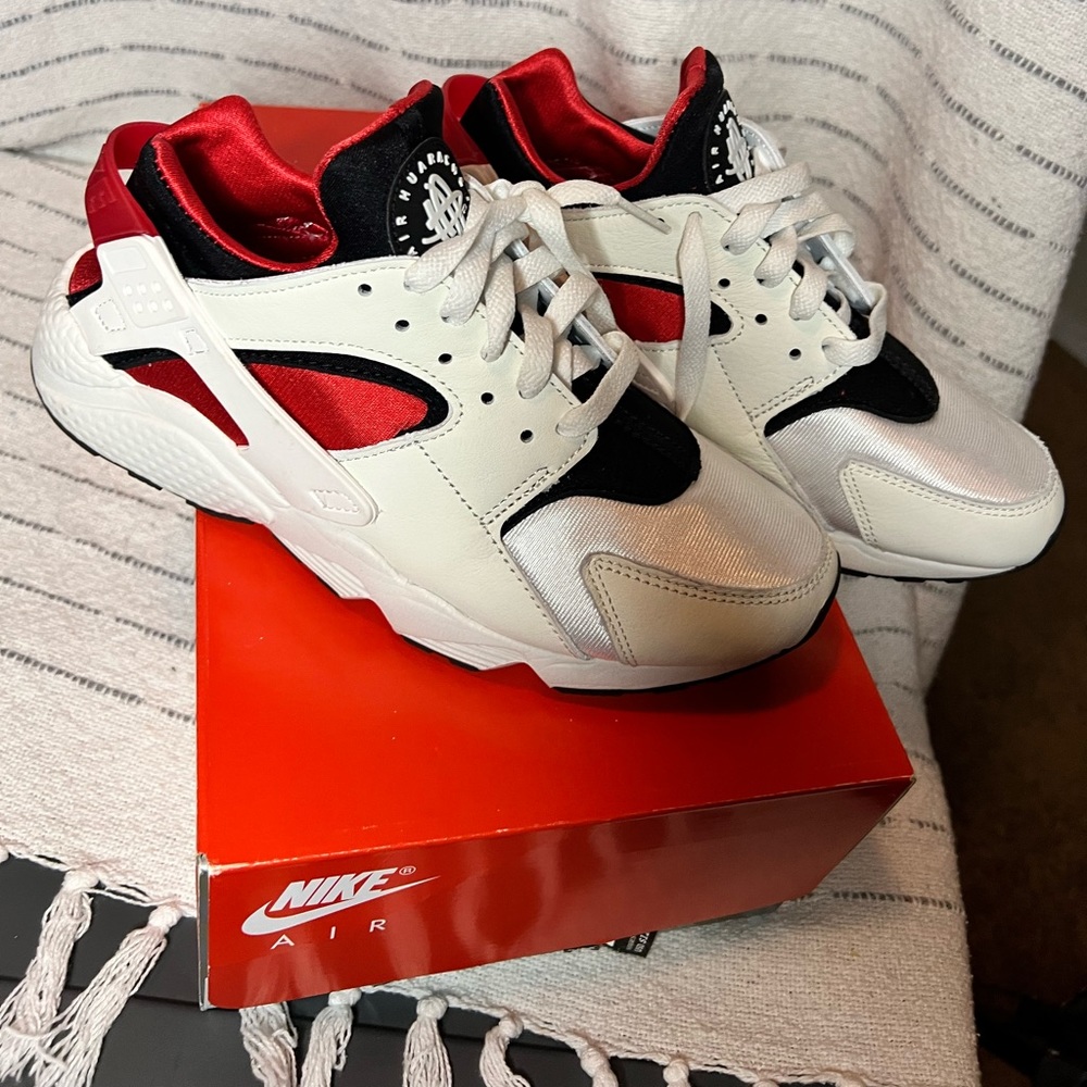 ***Sold***Nike Air Huarache unisex Women’s 8.5/Men’s 7 Summit White/Blanc Summit